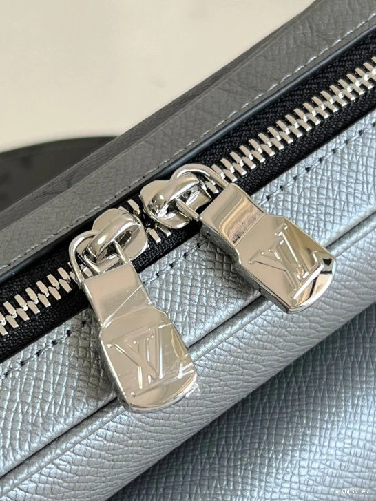 WIS OUTDOOR LOUIS VUITTON MESSENGER 0123